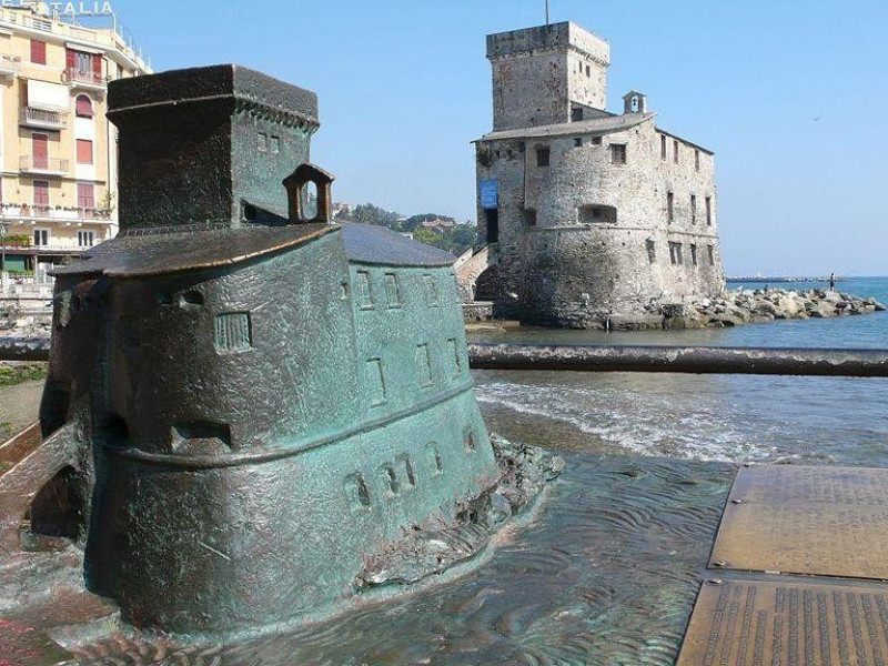 Immagine descrittiva - https://commons.wikimedia.org/wiki/Category:Castle_of_Rapallo?uselang=it#/media/File:Castello_di_Rapallo_scultura.JPG