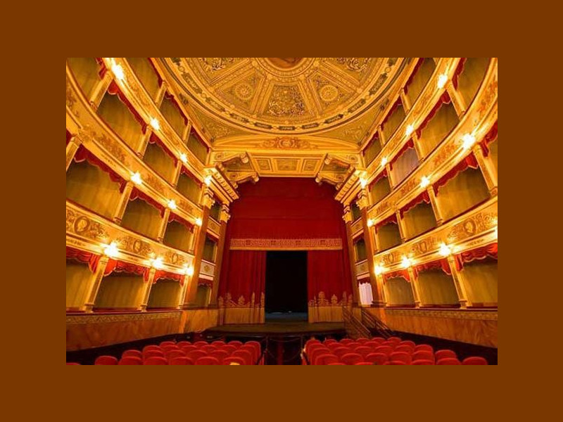 Immagine descrittiva - http://www.siracusaturismo.net/public/schede/Noto_Teatro-Vittorio-Emanuele.jpg