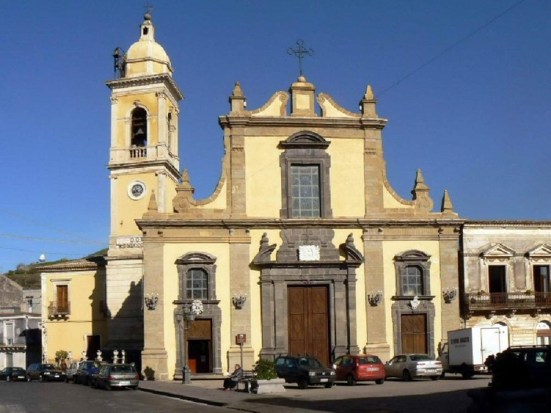 Immagine descrittiva - http://www.diocesiacireale.it/public/foto_parr/72/Chiesa%20Madre.jpg.jpeg Immagine descrittiva - http://www.diocesiacireale.it/public/foto_parr/72/Chiesa%20Madre.jpg.jpeg