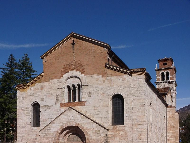 Immagine descrittiva - https://upload.wikimedia.org/wikipedia/commons/thumb/2/20/Trento-San_Lorenzo-front_with_tower.jpg/800px-Trento-San_Lorenzo-front_with_tower.jpg