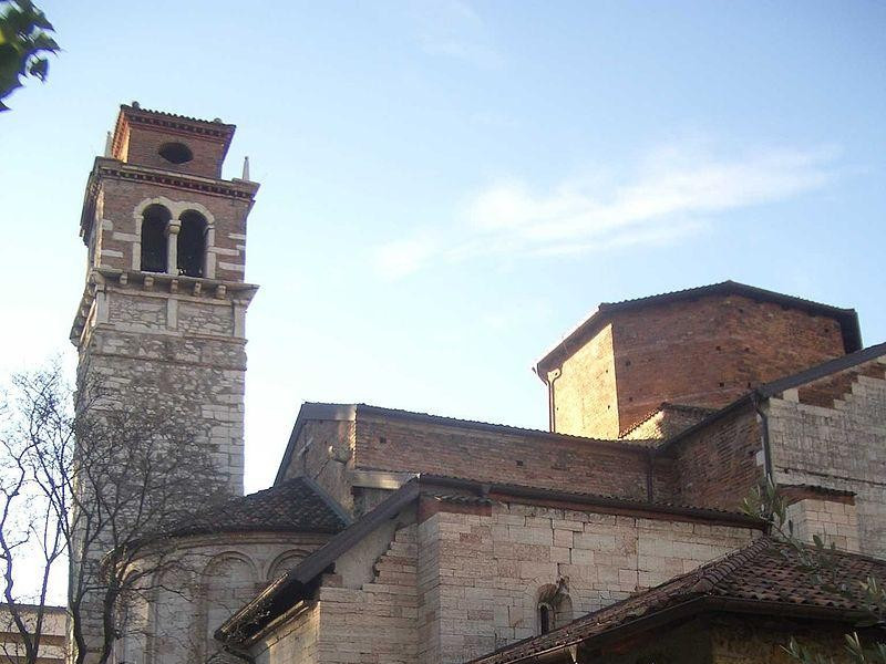 Immagine descrittiva - https://upload.wikimedia.org/wikipedia/commons/thumb/2/2c/Trento_Badia_San_Lorenzo_02.JPG/800px-Trento_Badia_San_Lorenzo_02.JPG