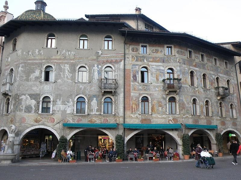 Immagine descrittiva - https://it.wikipedia.org/wiki/Case_Cazuffi-Rella#/media/File:Cazuffi-Rella_houses,_Piazza_Duomo,_Trento.jpg Immagine descrittiva - https://it.wikipedia.org/wiki/Case_Cazuffi-Rella#/media/File:Cazuffi-Rella_houses,_Piazza_Duomo,_Trento.jpg