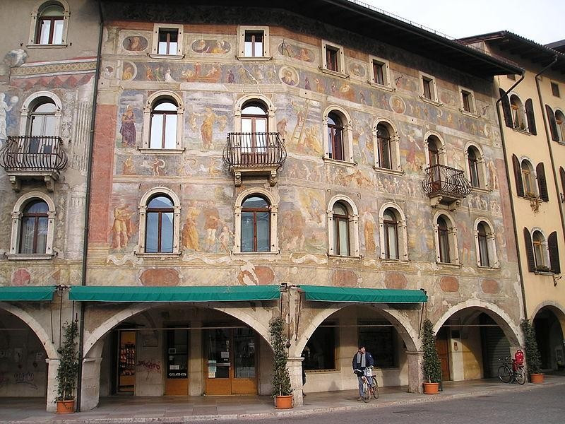 Immagine descrittiva - https://it.wikipedia.org/wiki/Case_Cazuffi-Rella#/media/File:Trento_walls_in_Piazza_Duomo_20060117.jpg Immagine descrittiva - https://it.wikipedia.org/wiki/Case_Cazuffi-Rella#/media/File:Trento_walls_in_Piazza_Duomo_20060117.jpg