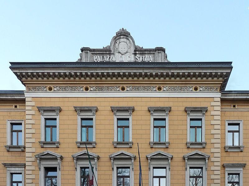 Immagine descrittiva - https://it.wikipedia.org/wiki/Palazzo_di_Giustizia_(Trento)#/media/File:Trento-Palazzo_di_Giustizia-front.jpg Immagine descrittiva - https://it.wikipedia.org/wiki/Palazzo_di_Giustizia_(Trento)#/media/File:Trento-Palazzo_di_Giustizia-front.jpg