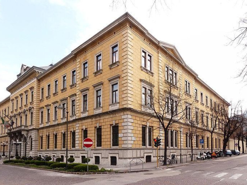 Immagine descrittiva - https://it.wikipedia.org/wiki/Palazzo_di_Giustizia_(Trento)#/media/File:Trento-Palazzo_di_Giustizia-southeast.jpg Immagine descrittiva - https://it.wikipedia.org/wiki/Palazzo_di_Giustizia_(Trento)#/media/File:Trento-Palazzo_di_Giustizia-southeast.jpg