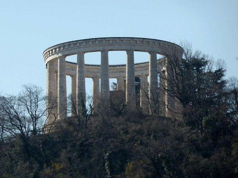 Immagine descrittiva - https://it.wikipedia.org/wiki/Mausoleo_di_Cesare_Battisti#/media/File:Ma%C5%ADzoleo_de_Cesare_Battisti,_2.jpeg Immagine descrittiva - https://it.wikipedia.org/wiki/Mausoleo_di_Cesare_Battisti#/media/File:Ma%C5%ADzoleo_de_Cesare_Battisti,_2.jpeg