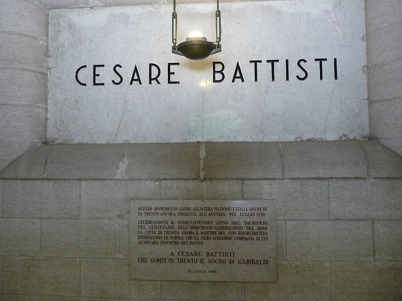 Immagine descrittiva - https://it.wikipedia.org/wiki/Mausoleo_di_Cesare_Battisti#/media/File:Trento-lapide_in_mausoleo_a_Cesare_Battisti.jpg Immagine descrittiva - https://it.wikipedia.org/wiki/Mausoleo_di_Cesare_Battisti#/media/File:Trento-lapide_in_mausoleo_a_Cesare_Battisti.jpg