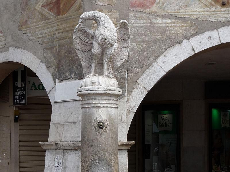 Immagine descrittiva - https://it.wikipedia.org/wiki/Fontana_dell%27Aquila_(Trento)#/media/File:Trento-fontana_dell%27aquila_1.jpg Immagine descrittiva - https://it.wikipedia.org/wiki/Fontana_dell%27Aquila_(Trento)#/media/File:Trento-fontana_dell%27aquila_1.jpg