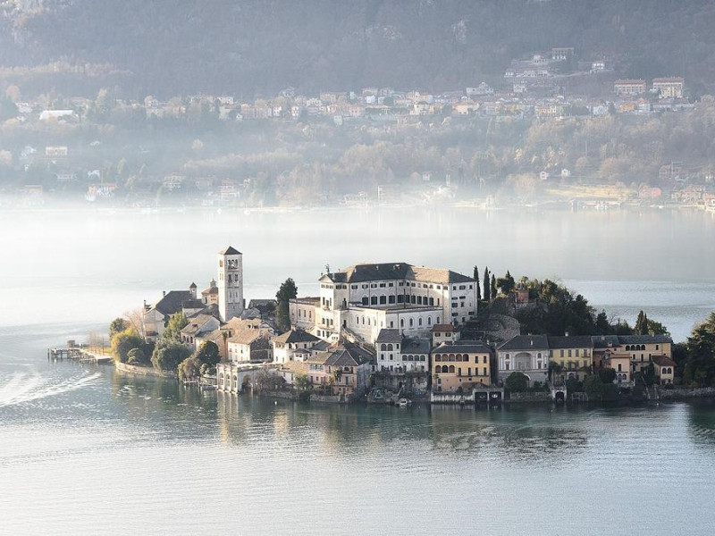 Immagine descrittiva - https://it.wikipedia.org/wiki/Isola_di_San_Giulio#/media/File:Isola_di_San_Giulio_(9182453906).jpg Immagine descrittiva - https://it.wikipedia.org/wiki/Isola_di_San_Giulio#/media/File:Isola_di_San_Giulio_(9182453906).jpg