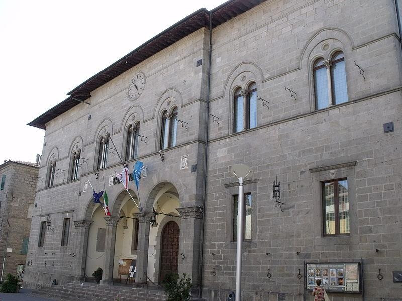 Immagine descrittiva - https://it.wikipedia.org/wiki/Abbadia_San_Salvatore#/media/File:AbbadiaSanSalvatoreComune.JPG Immagine descrittiva - https://it.wikipedia.org/wiki/Abbadia_San_Salvatore#/media/File:AbbadiaSanSalvatoreComune.JPG