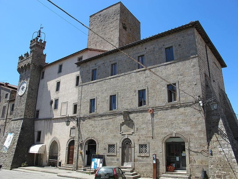 Immagine descrittiva - https://it.wikipedia.org/wiki/Palazzo_Sforza_Cesarini_(Santa_Fiora)#/media/File:Santa_fiora,_rocca_aldobrandesca_13.JPG Immagine descrittiva - https://it.wikipedia.org/wiki/Palazzo_Sforza_Cesarini_(Santa_Fiora)#/media/File:Santa_fiora,_rocca_aldobrandesca_13.JPG