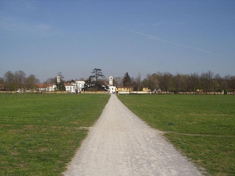 Immagine descrittiva - https://upload.wikimedia.org/wikipedia/commons/thumb/7/7d/Monza_Mirabello_200.jpg/800px-Monza_Mirabello_200.jpg Immagine descrittiva - https://upload.wikimedia.org/wikipedia/commons/thumb/7/7d/Monza_Mirabello_200.jpg/800px-Monza_Mirabello_200.jpg