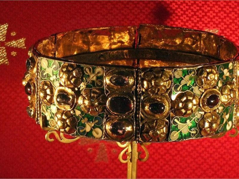 Immagine descrittiva - https://upload.wikimedia.org/wikipedia/commons/thumb/a/a0/Iron_Crown.JPG/1024px-Iron_Crown.JPG Immagine descrittiva - https://upload.wikimedia.org/wikipedia/commons/thumb/a/a0/Iron_Crown.JPG/1024px-Iron_Crown.JPG