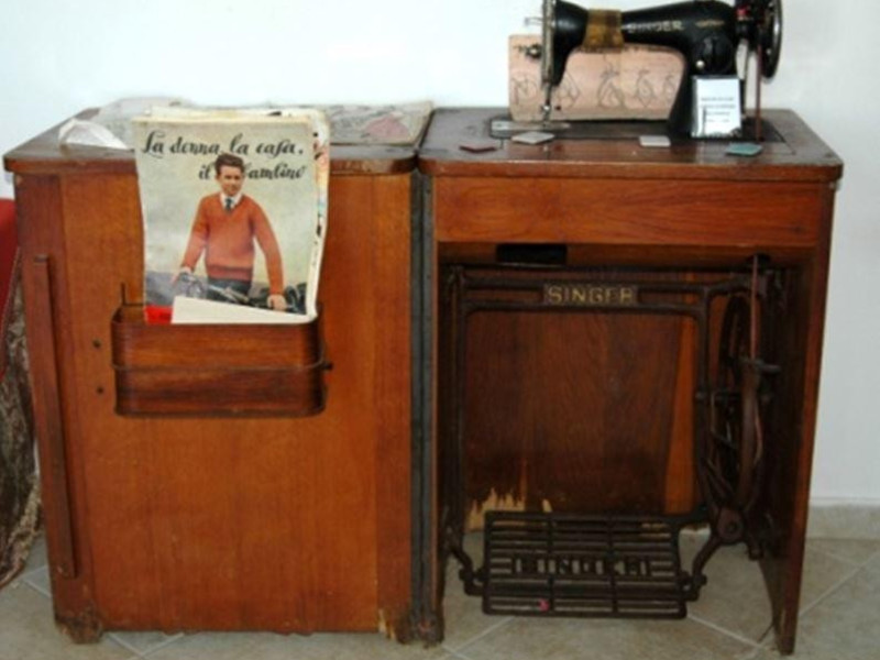 Immagine descrittiva - http://www.museoprogettocentola.it/public/images/macchinadacucire.JPG Immagine descrittiva - http://www.museoprogettocentola.it/public/images/macchinadacucire.JPG