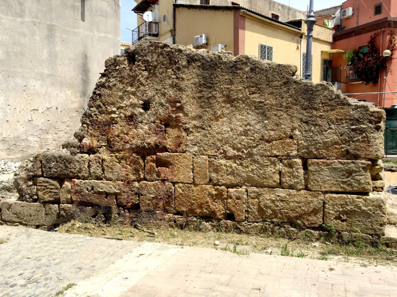 Resti della cinta muraria di epoca bizantina Resti della cinta muraria di epoca bizantina