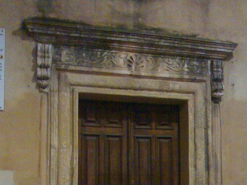 Immagine descrittiva - https://upload.wikimedia.org/wikipedia/commons/thumb/5/56/Chiesa_di_Santa_Maria_Prothospataris_%28Crotone%29_-_Ingresso.jpg/800px-Chiesa_di_Santa_Maria_Prothospataris_%28Crotone%29_-_Ingresso.jpg