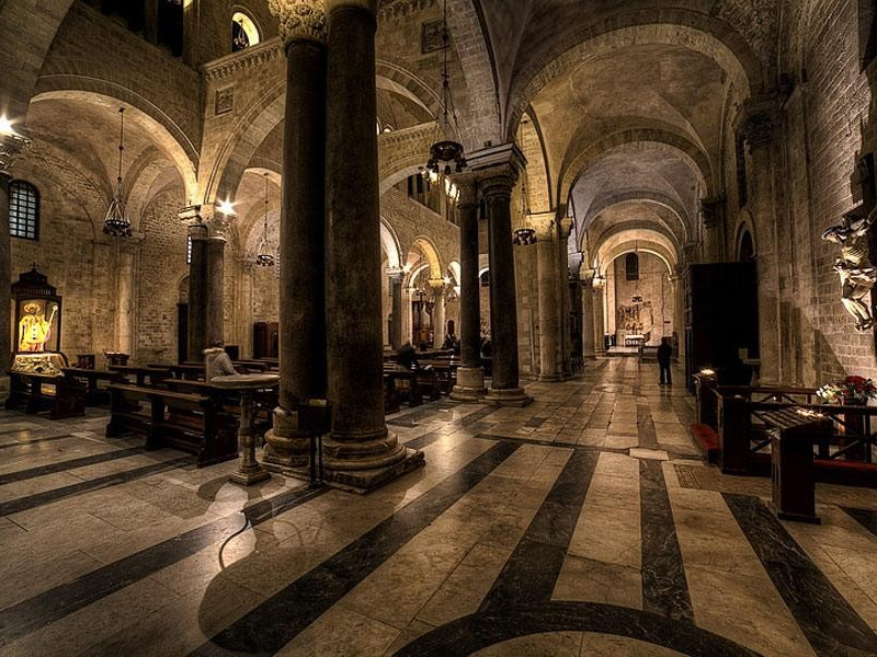 Immagine descrittiva - http://www.imperatoreblog.it/wp-content/uploads/interno_della_basilica_di_san_nicola_di_bari.jpg Immagine descrittiva - http://www.imperatoreblog.it/wp-content/uploads/interno_della_basilica_di_san_nicola_di_bari.jpg
