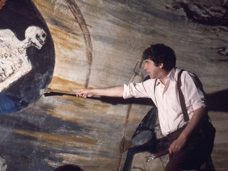 Fiume dipinge un particolare della volta