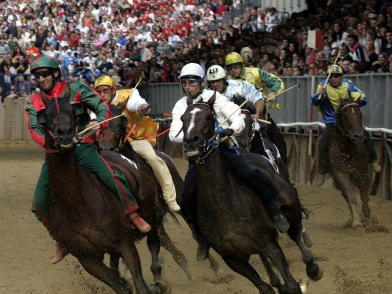Immagine descrittiva - Di faberh - Asti the Palio, Pubblico dominio, https://commons.wikimedia.org/w/index.php?curid=1321646 Immagine descrittiva - Di faberh - Asti the Palio, Pubblico dominio, https://commons.wikimedia.org/w/index.php?curid=1321646