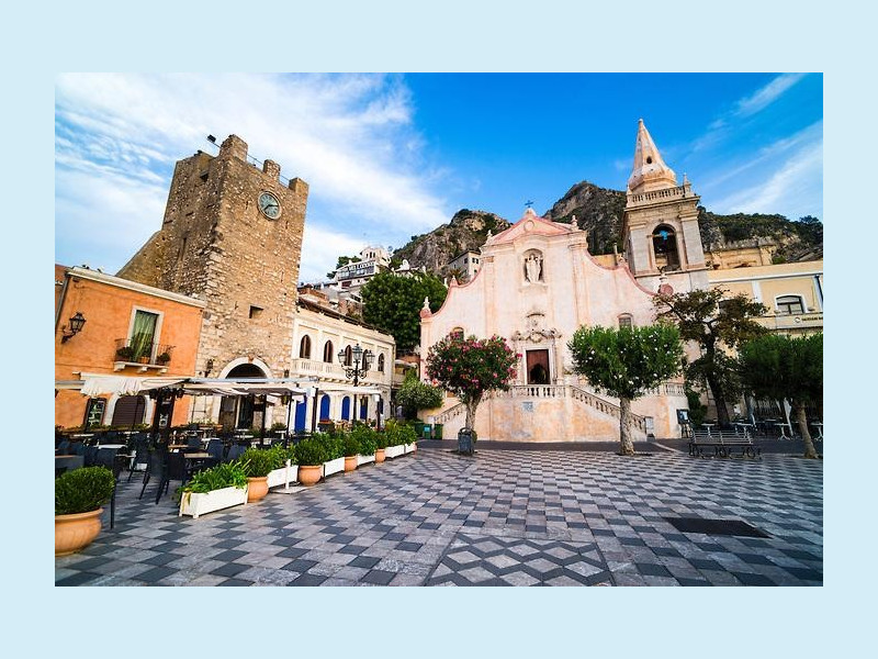 Immagine descrittiva - http://crystalblog.com/it/wp-content/uploads/sites/8/2016/06/Taormina-Church-of-St-Joseph-and-the-clock-tower-in-Piazza-IX-Aprile-on-Corso-Umberto-the-main-street-in-Taormina-Sicily-Italy-Europe.jpg Immagine descrittiva - http://crystalblog.com/it/wp-content/uploads/sites/8/2016/06/Taormina-Church-of-St-Joseph-and-the-clock-tower-in-Piazza-IX-Aprile-on-Corso-Umberto-the-main-street-in-Taormina-Sicily-Italy-Europe.jpg