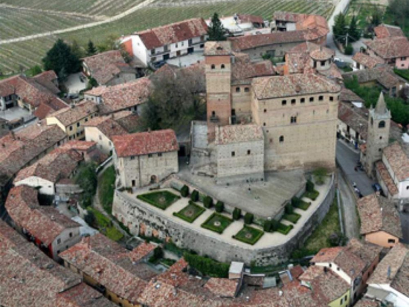 Castello di Serralunga  Castello di Serralunga